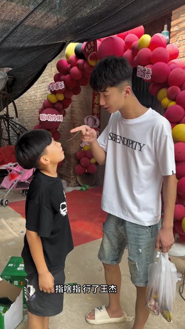 相亲对象对象带我去看他朋友的小孩去了  还问我喜欢男孩女孩 #记录我的农村生活