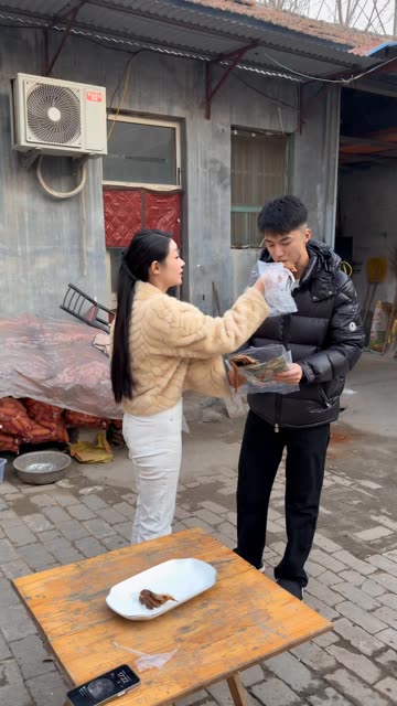 相亲对象嫌我给他半只风干鸡 还给我说这个风干鸡太好吃啦  #记录我的农村生活
