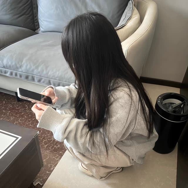 我不喜欢短暂的人突然闯进我的生活 因为我有时候真的会依赖到后面渐冷又没有身份去打扰