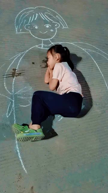 芊慧独自进城找妈妈，蜷缩在妈妈的怀抱让人破防。 #快手优创计划  #喜爱度激励计划  #老铁帮老铁  #留守儿童乡村段子记