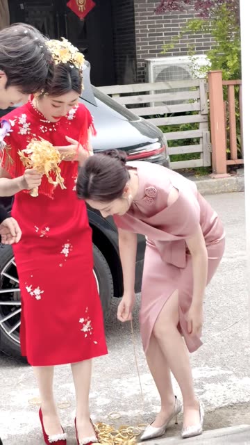 完了完了，喜婆婆太紧张了拿掉了，都顾不上捡‼️ #婆婆妈妈装 #喜妈妈喜婆婆礼服 #妈妈装 #喜妈妈旗袍