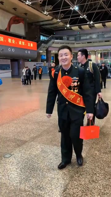 军事科普：军人退伍后，自己的军装为什么不能带走？留下的军装如何处理？ #军事科普 #橄榄绿 #军旅生活 #致敬军旅