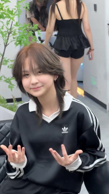 有没有人认识这个假小子的  #短发女生 #武汉男士发型