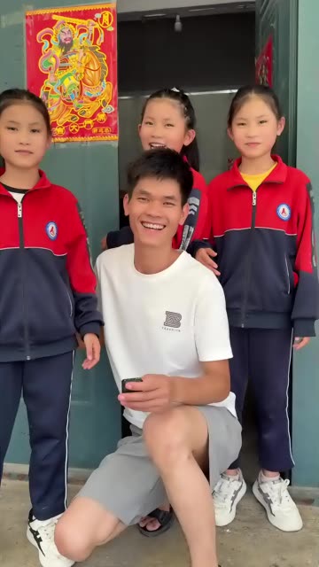 三胞胎中午放学，跳一段新舞蹈，请大家欣赏 #舞台无处不在 #喜爱度激励计划