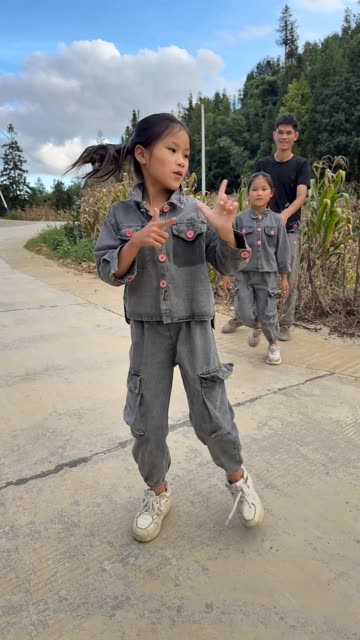 家里三只小活宝，音乐一响自动就位 #三胞胎 #跳舞 #喜爱度激励计划