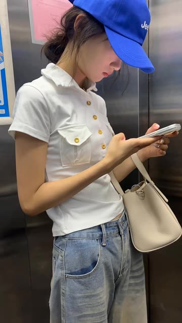 06年的女儿，假期回来陪在我身边的每一天，不管她什么样子我就是拍，怎么拍都是360无死角那种😂 #我的女孩 #大学生假期 #喜爱度激励计划