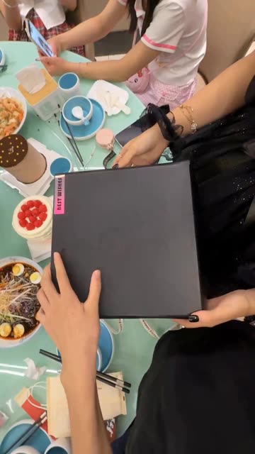 第一视角拆礼物